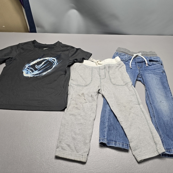 3/$15 toddler boys size 4T clothing bundle of 3, 1 shirt, 1 jeans, 1 sweatpants - Picture 1 of 10